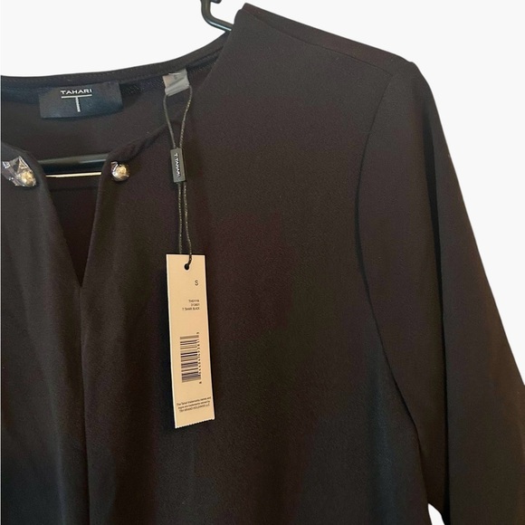 Tahari Women’s Black Slit Neck Short‎ Sleeve Top Size Small NWT - Picture 2 of 4